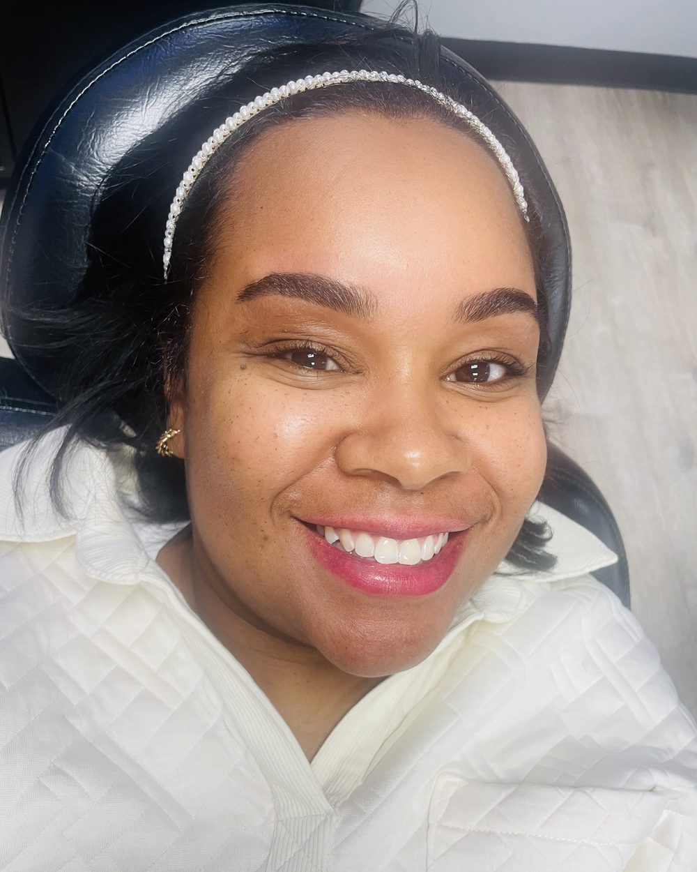 Cleanly shaped and defined eyebrows after threading
